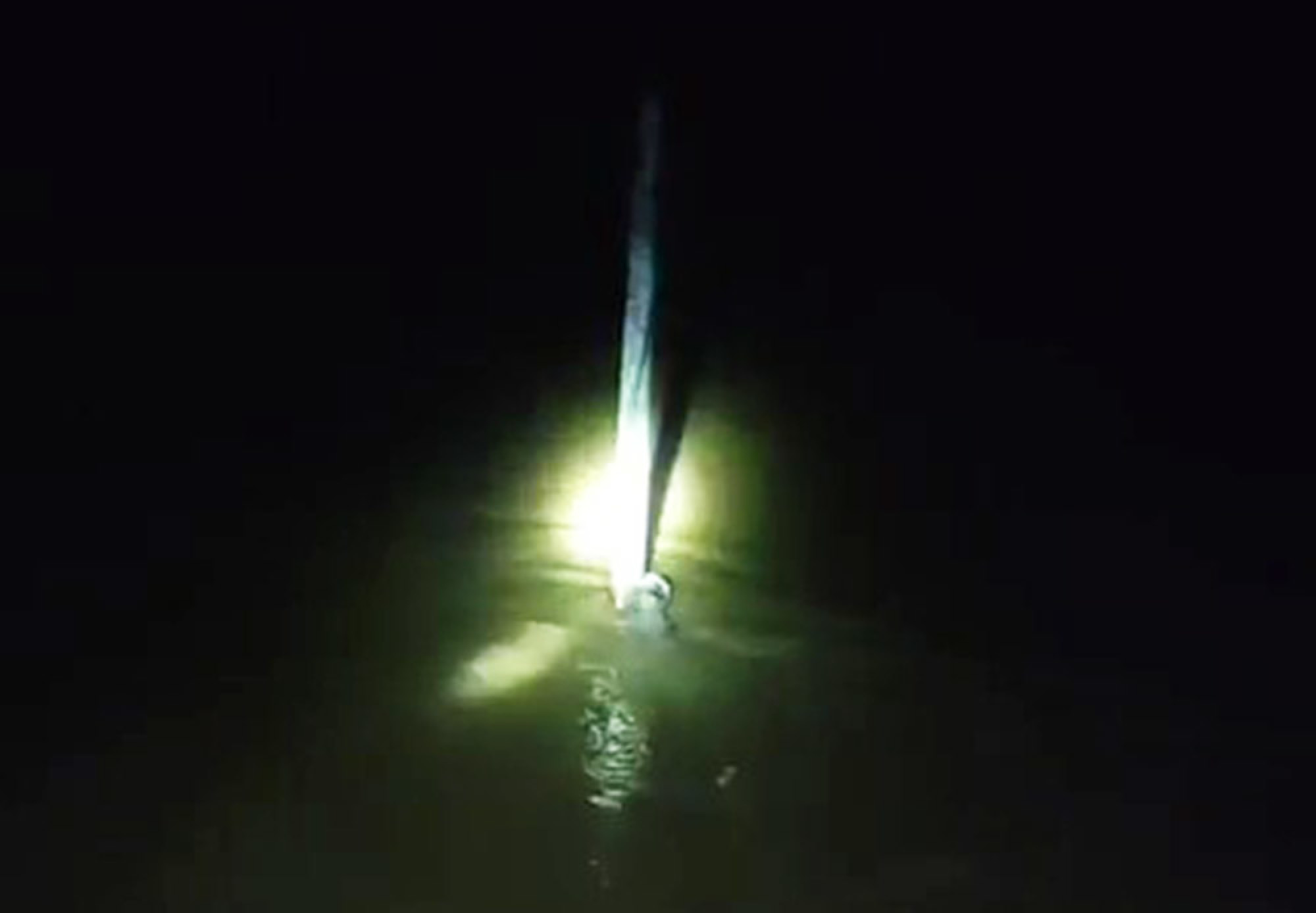 惊心动魄:男子在急流洪水中紧抱电线杆,如电影般获救